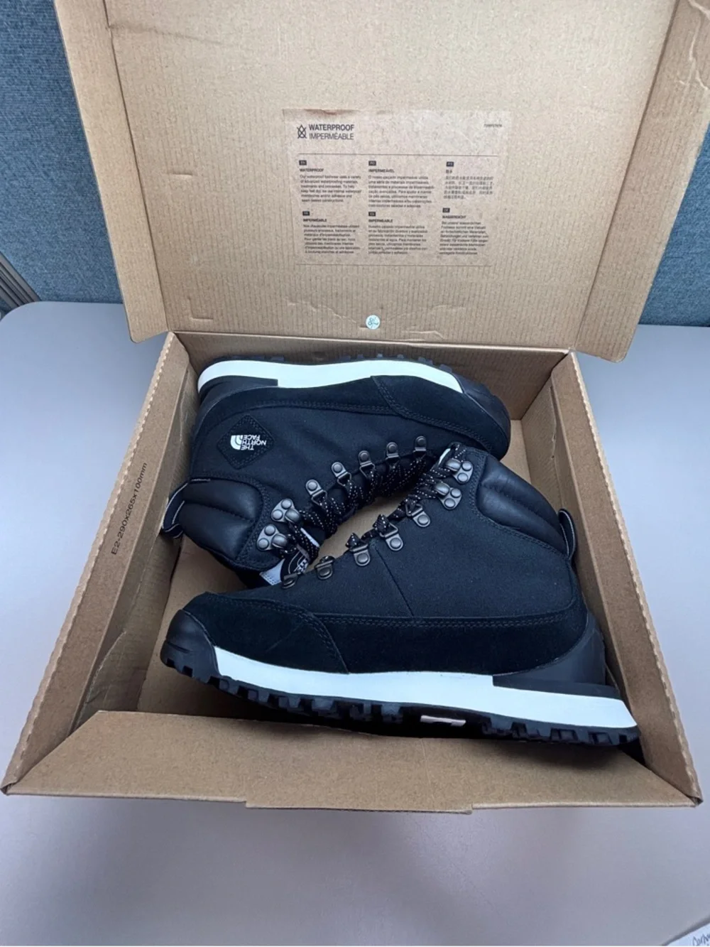 North Face W’s Back-To-Berkeley IV 7.5 Textile Wtrprf boots in Black/White+Box